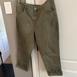 CHICO'S CROPS WITH CUFF DETAILING